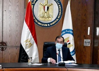 الملا يتابع لبرنامج التوسع في اقامة محطات تموين وتحويل السيارات للعمل بالغاز الطبيعى بالمحافظات