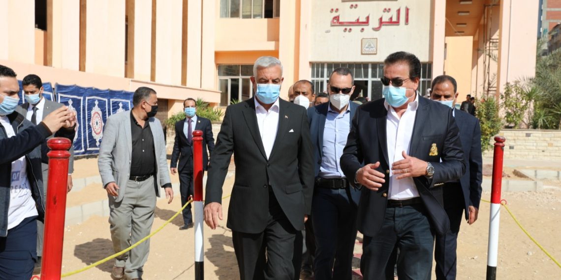 وزير التعليم العالي يتفقد لجان الامتحانات بكلية التربية بجامعة المنوفية