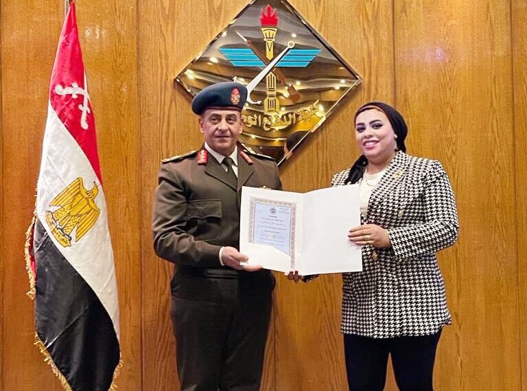 “القادة” تهنىء الصحفية نجلاء فوزي لاجتيازها دورة صناع القرار بأكاديمية ناصر العسكرية