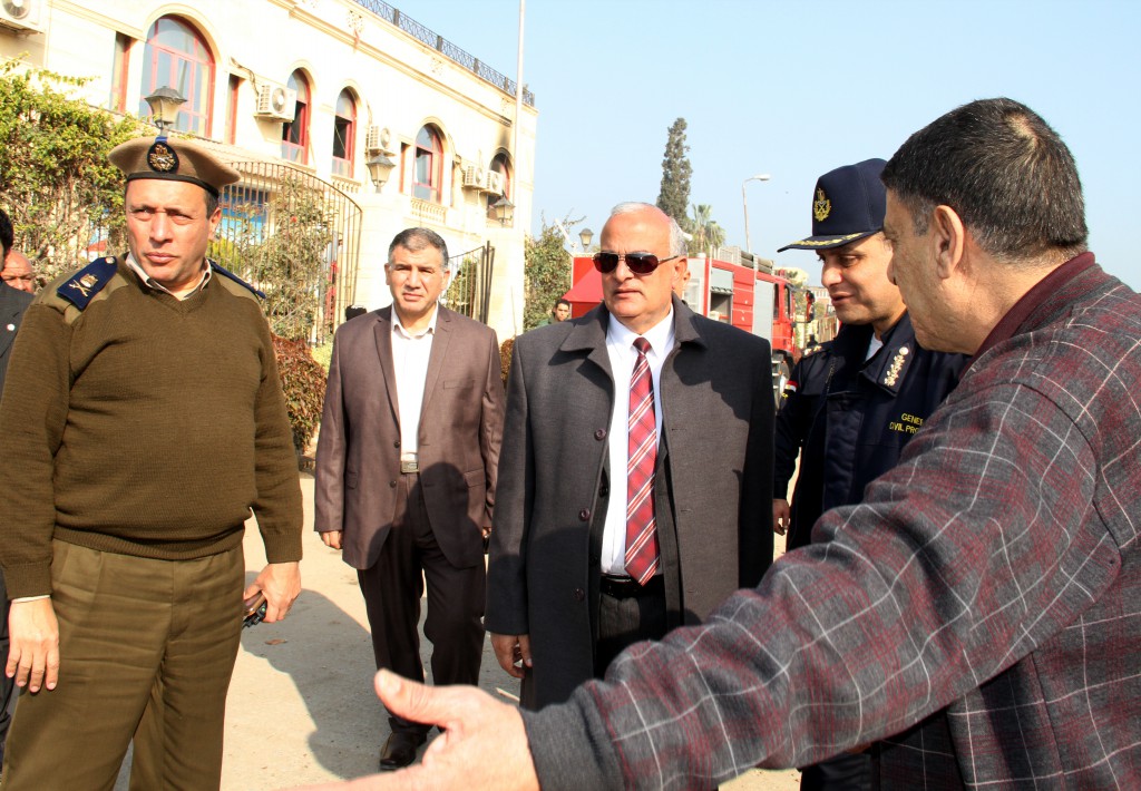 بالصور… رئيس جامعة طنطا يتفقد حريق نادي أعضاء هيئة التدريس