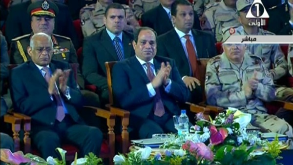 بالفيديو … لحظة بكاء السيسي على أحد شهداء معركة كمين “الرفاعي”