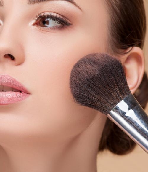 بالفيديو.. إطلالات مميزة لمكياجك في عيد الحب