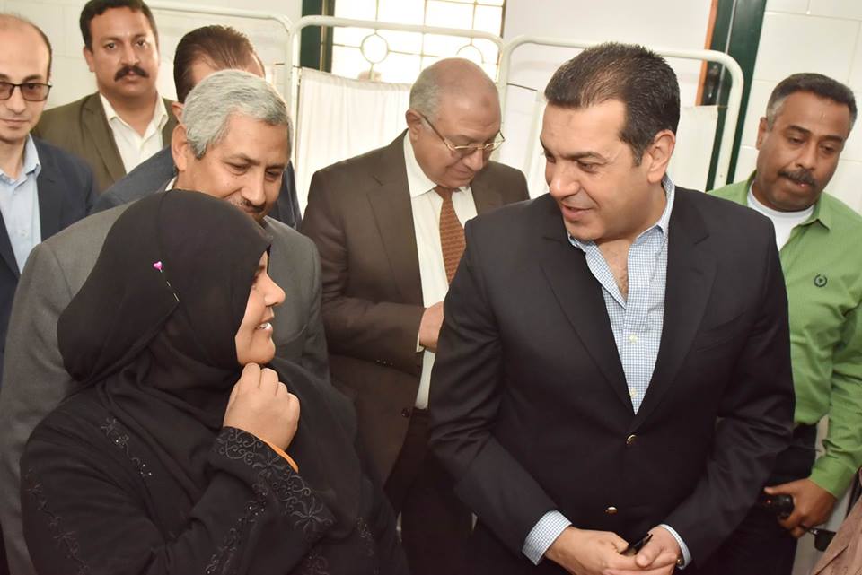 محافظ اسيوط يحارب عدو المواطنين بأحدى القرى