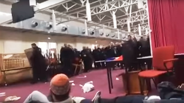 بالفيديو…الشرطة الفرنسية تقتحم مسجدا وتخليه من المصلين