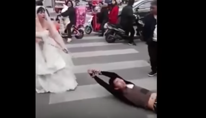 بالفيديو…عروس تسحب عريسها بالسلاسل بعد أن قرر إلغاء الزفاف