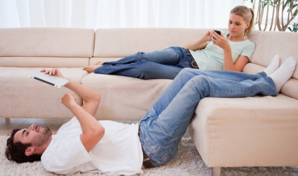 المحمول قاتل الحب بين الزوجين