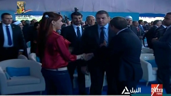 فتاة تستوقف الرئيس السيسي خلال مؤتمر الشباب لمصافحته.. فيديو