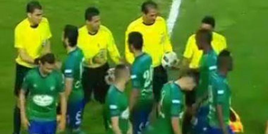 بالفيديو.. لحظة إطلاق الحكم صافرة إلغاء مباراة الزمالك والمقاصة