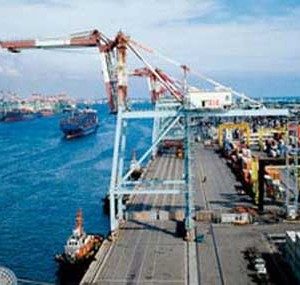 مغادرة سفينة تحمل 6 آلاف طن حديد من بورتوفيق إلى جدة