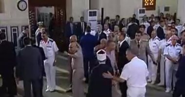 الرئيس عبد الفتاح السيسي يغادر مسجد عمر مكرم بالإسكندرية