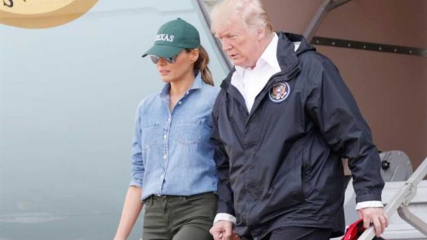 ترامب وزوجته يساعدان الناجين من إعصار هارفي..فيديو