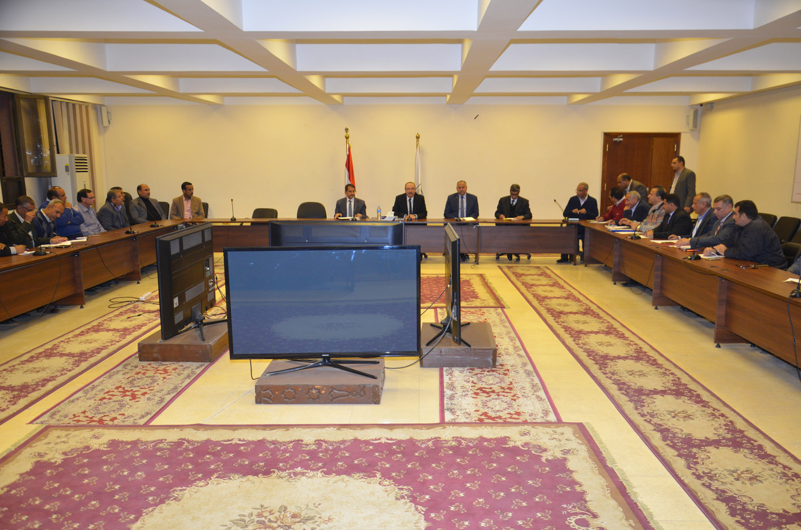 محافظ بني سويف يبحث مع رؤساء المدن والقرى ملفات الخدمات والمرافق