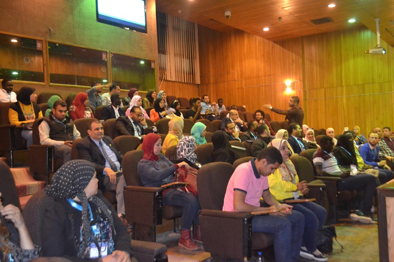 دكتور محمود زكريا محاضرا للمشاركين بمشروع 1000 قائد إفريقى