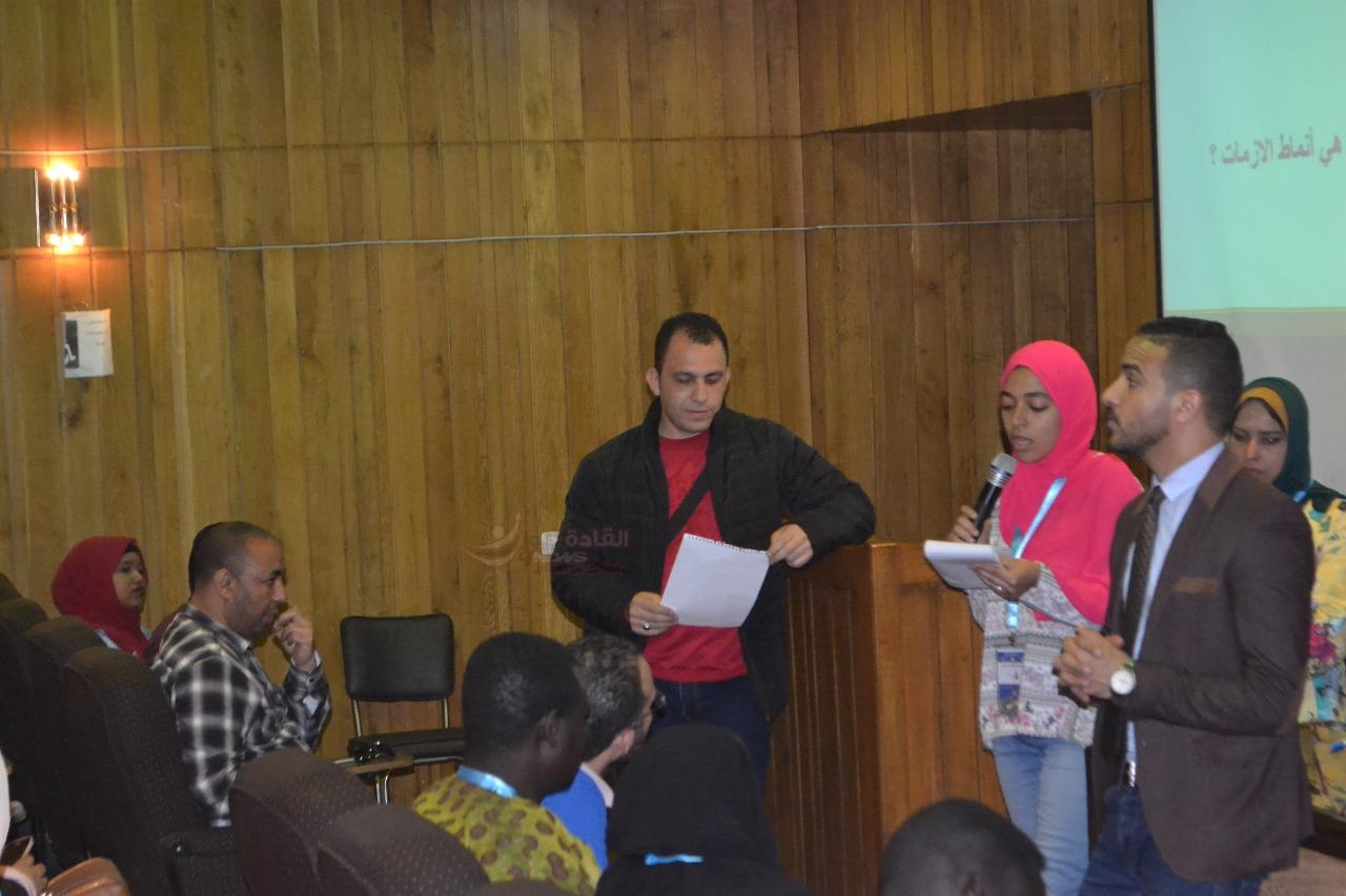 دكتور محمود زكريا محاضرا للمشاركين بمشروع 1000 قائد إفريقى