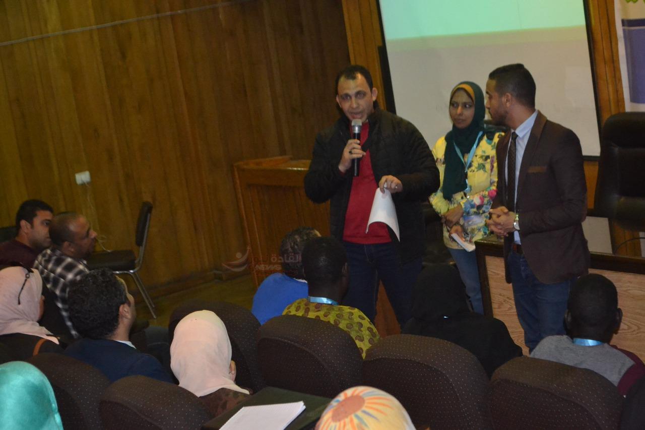 دكتور محمود زكريا محاضرا للمشاركين بمشروع 1000 قائد إفريقى