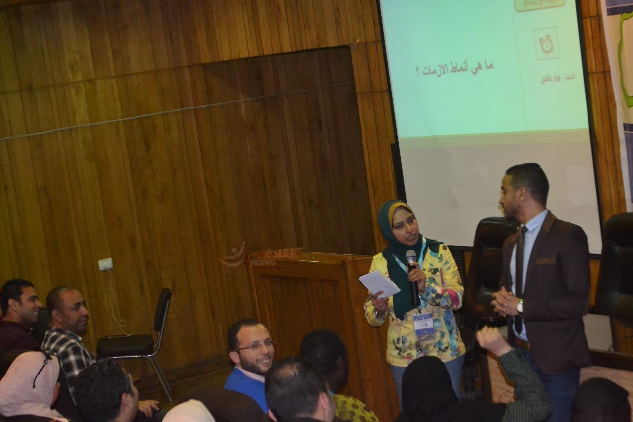 دكتور محمود زكريا محاضرا للمشاركين بمشروع 1000 قائد إفريقى