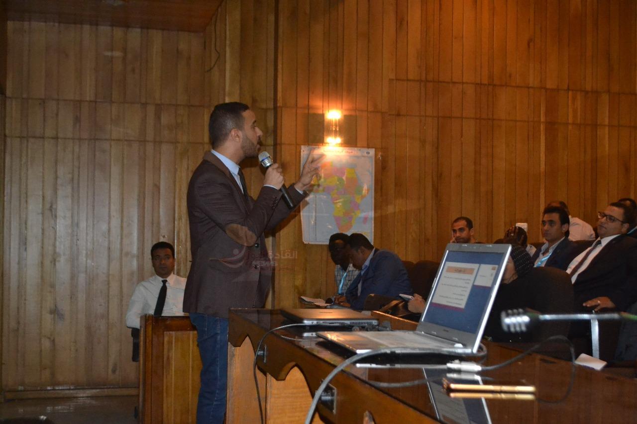 دكتور محمود زكريا محاضرا للمشاركين بمشروع 1000 قائد إفريقى