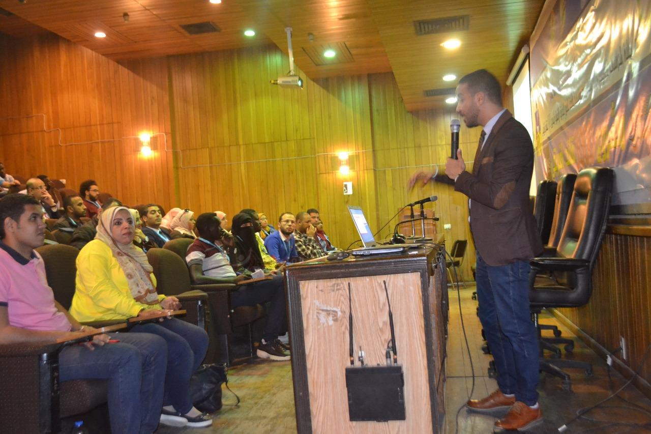 دكتور محمود زكريا محاضرا للمشاركين بمشروع 1000 قائد إفريقى