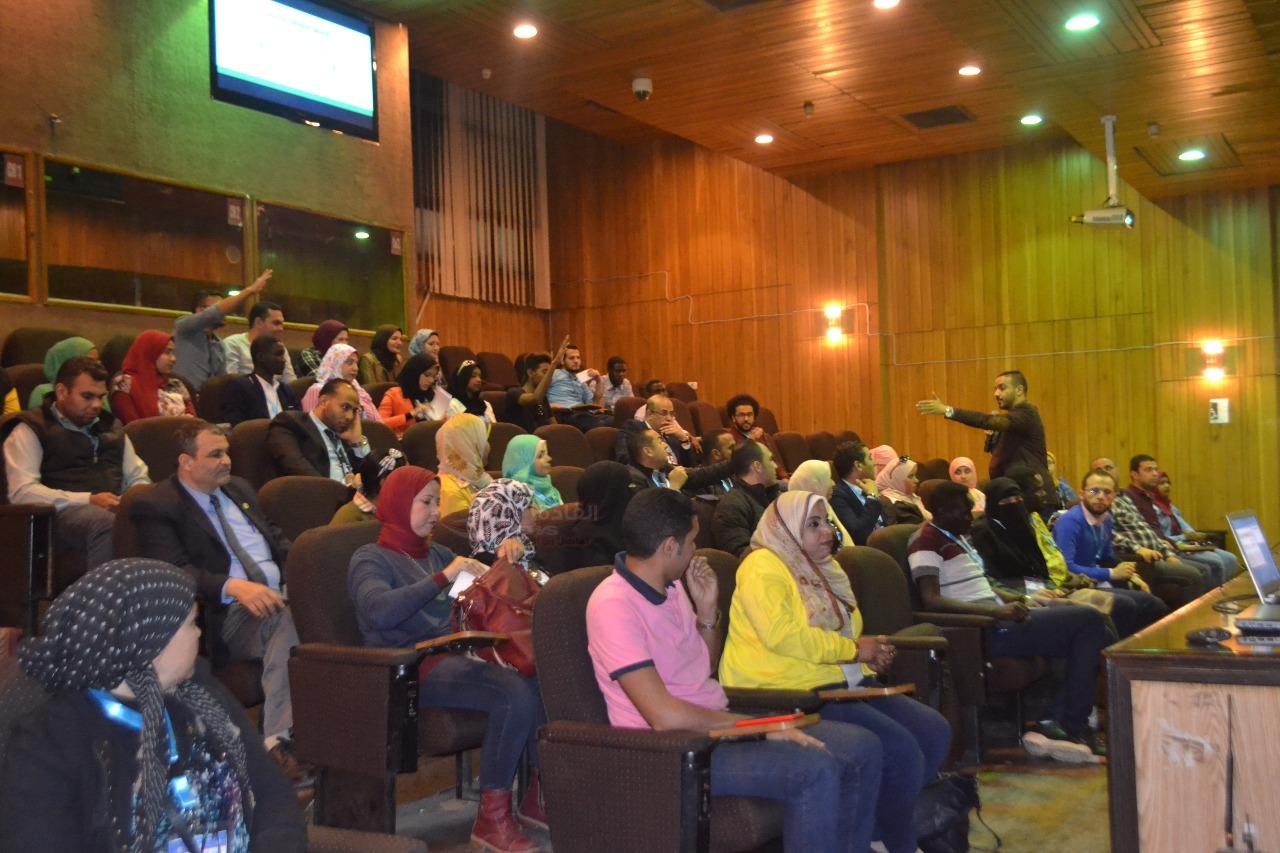 دكتور محمود زكريا محاضرا للمشاركين بمشروع 1000 قائد إفريقى