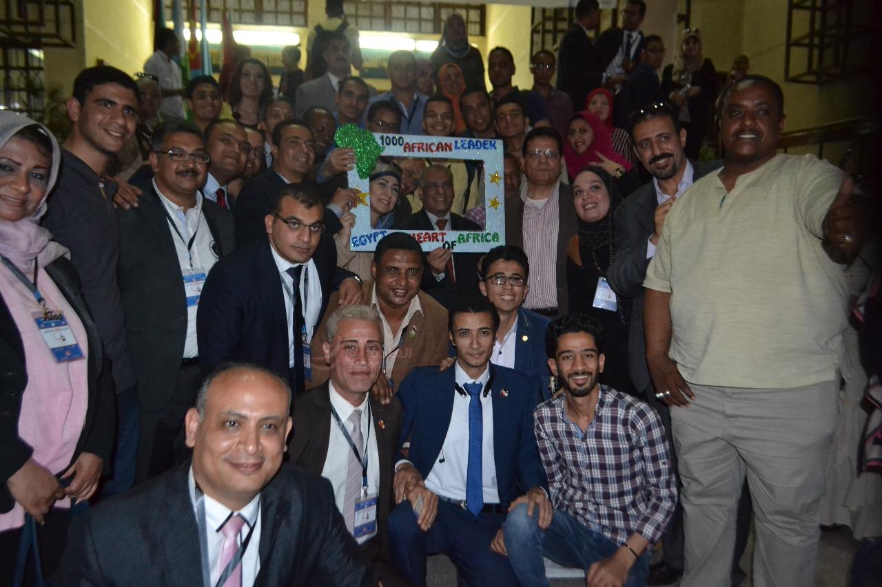 بحضور عميد كلية الدراسات الإفريقية العليا ختام المرحلة التأسيسية ” مشروع 1000 قائد إفريقي “و برعاية رئيس جامعة القاهرة ..