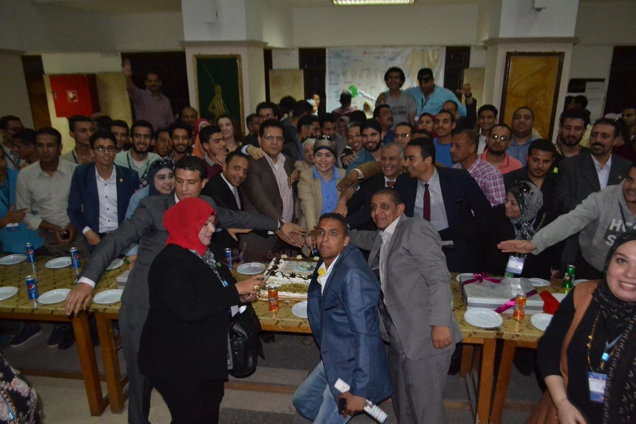 بحضور عميد كلية الدراسات الإفريقية العليا ختام المرحلة التأسيسية ” مشروع 1000 قائد إفريقي “و برعاية رئيس جامعة القاهرة ..