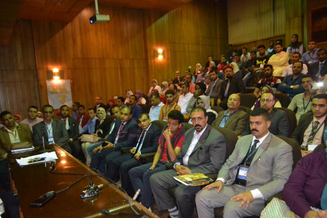 بحضور عميد كلية الدراسات الإفريقية العليا ختام المرحلة التأسيسية ” مشروع 1000 قائد إفريقي “و برعاية رئيس جامعة القاهرة ..