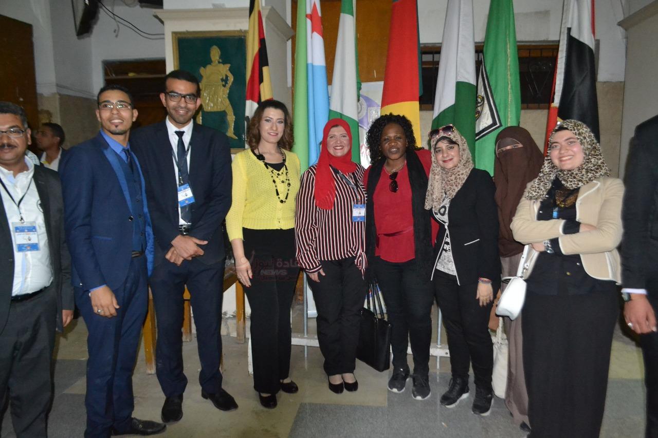 بحضور عميد كلية الدراسات الإفريقية العليا ختام المرحلة التأسيسية ” مشروع 1000 قائد إفريقي “و برعاية رئيس جامعة القاهرة ..