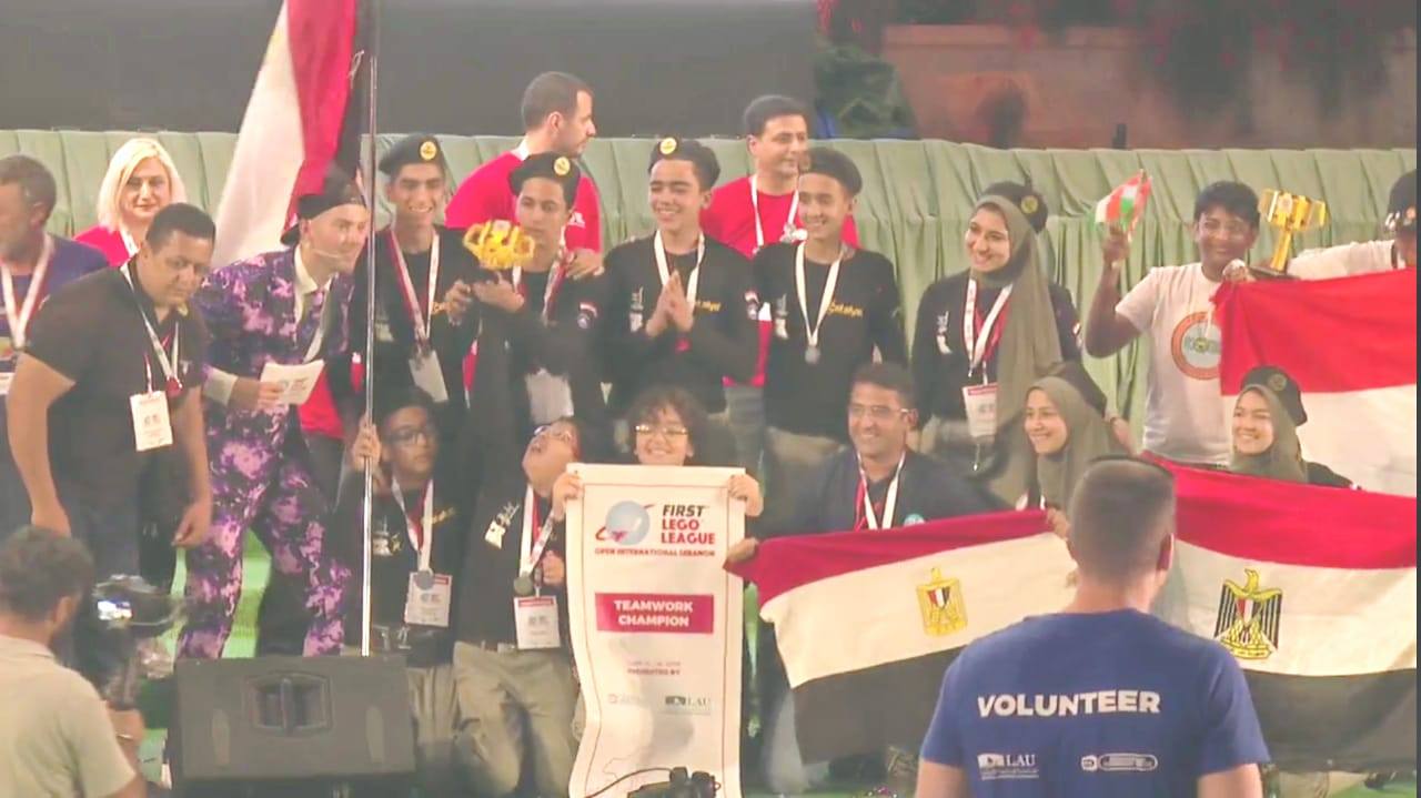 محافظ دمياط تهنئ فريق EXPENDABLES لحصوله على المركز الأول فى المسابقة العالمية لتصميم الربوت كأفضل فريق