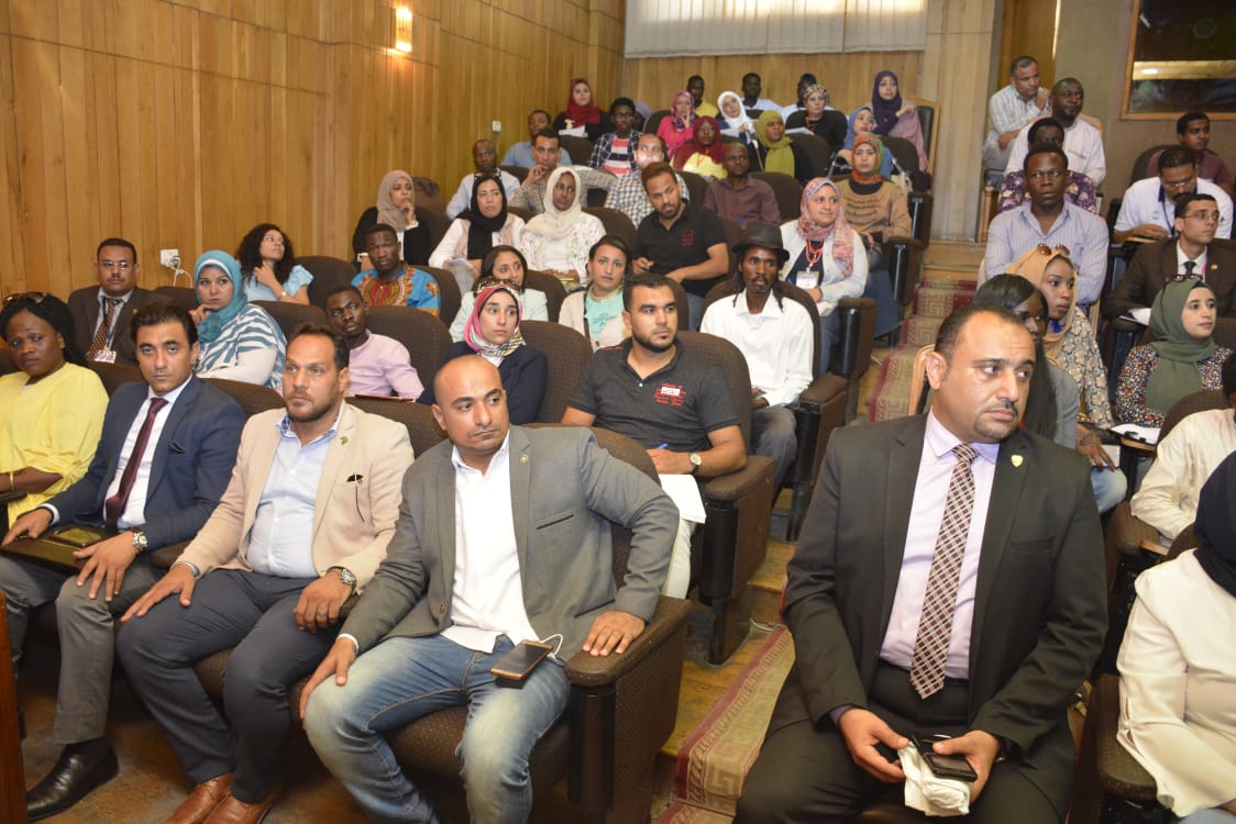 عميد كلية الدراسات الإفريقية و رئيس امناء القادة يشهدان إنطلاق المرحلة الثانية مشروع 1000 قائد إفريقي ” برعاية الخشت “