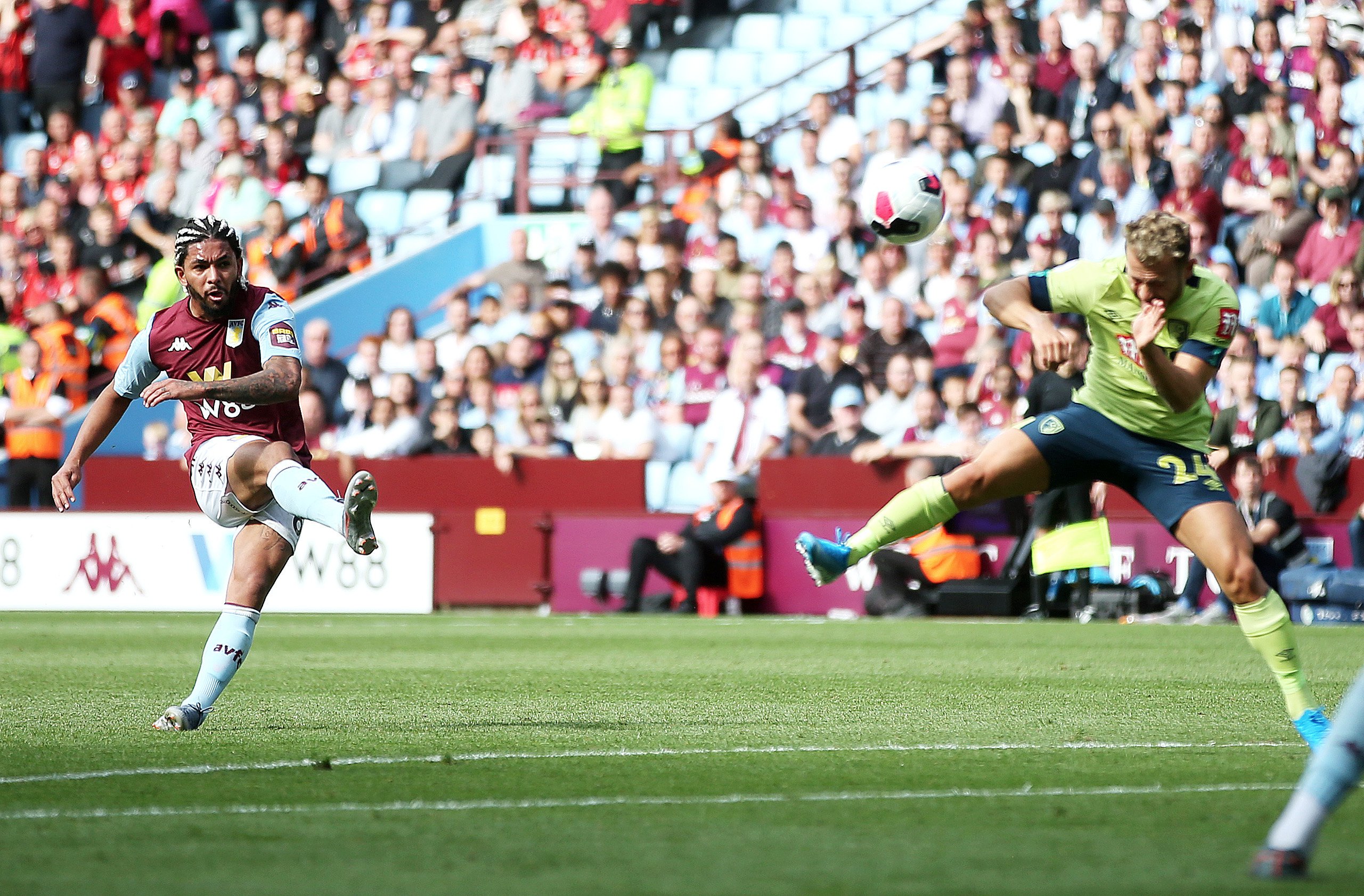 أستون فيلا يسقط أمام بورنموث بمشاركة تريزيجيه والمحمدي