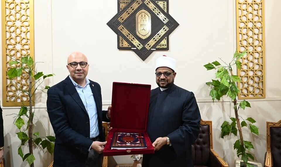 شيخ الأزهر يكرم د. أحمد بهي الدين رئيس هيئة الكتاب لدوره الثقافي البارز في معرض القاهرة الدولي