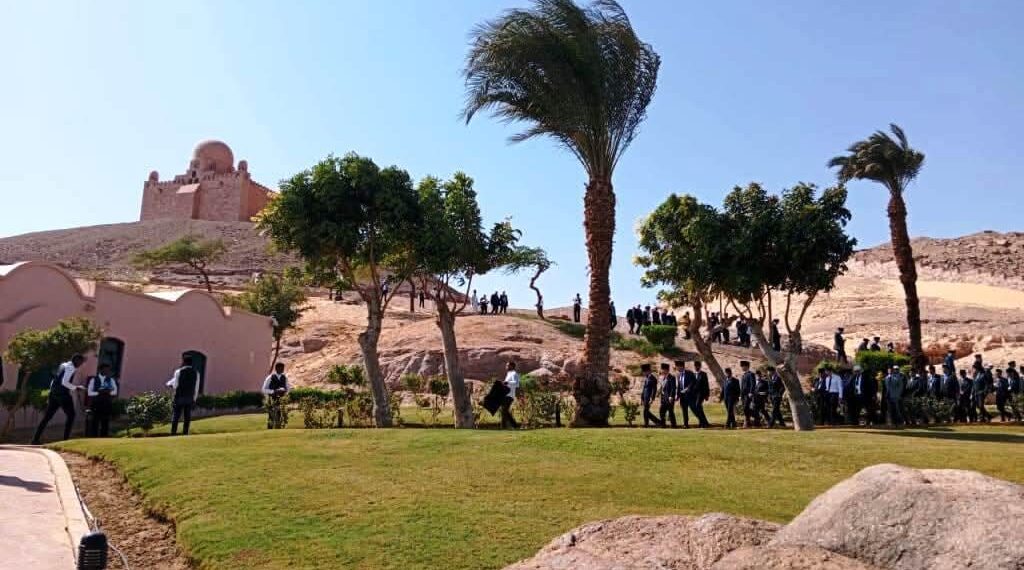 محافظ أسوان يتقدم مراسم دفن الأمير كريم الأغاخان برفقه الأمير الجديد رحيم الحسينى الأغاخان الخامس