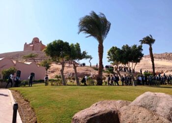 محافظ أسوان يتقدم مراسم دفن الأمير كريم الأغاخان برفقه الأمير الجديد رحيم الحسينى الأغاخان الخامس