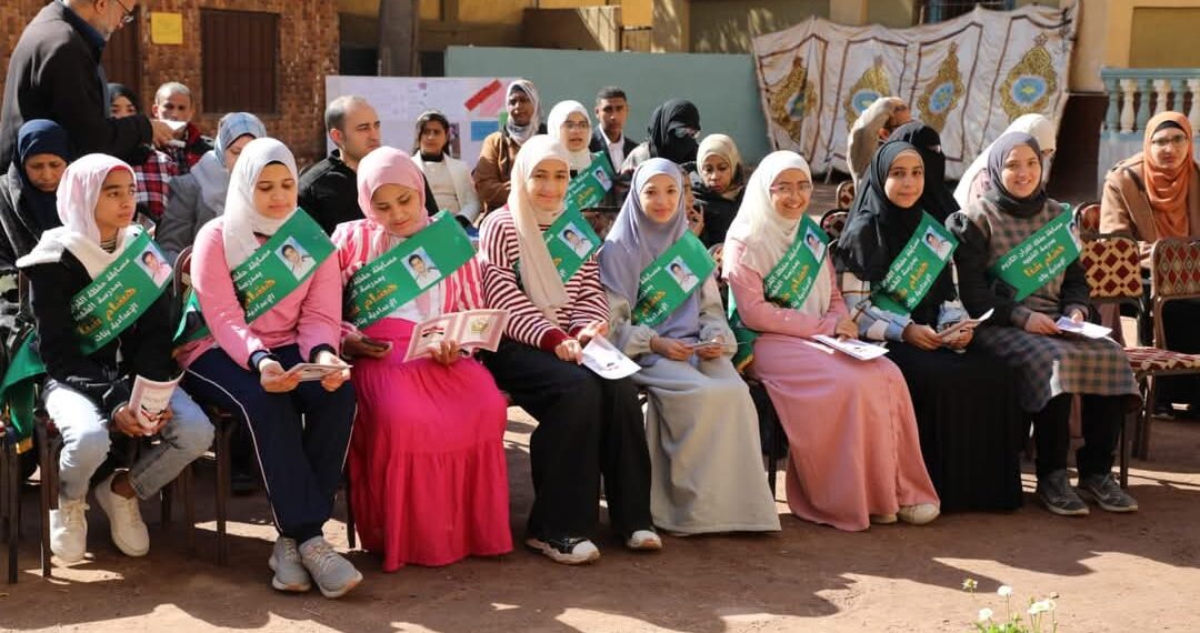 محافظ الجيزة يكرم ١٥ طالبة من حفظة القرآن الكريم بمدرسة الشهيد هشام شتا الإعدادية بنات