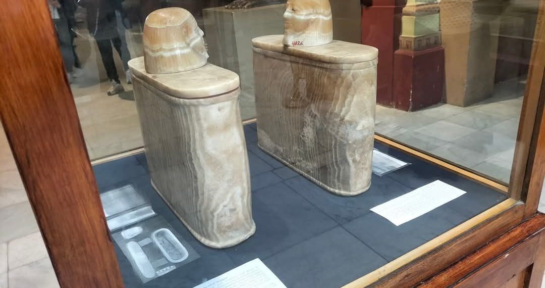 إناءان كانوبيان بغطاء آدمي ..