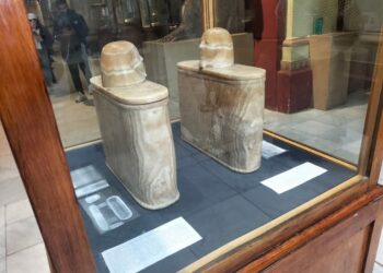 إناءان كانوبيان بغطاء آدمي ..