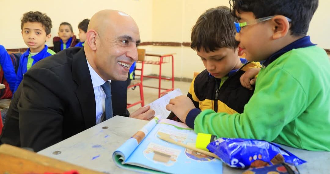 وزير التعليم يواصل جولاته المفاجئة بزيارة حي الأسمرات