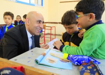 وزير التعليم يواصل جولاته المفاجئة بزيارة حي الأسمرات