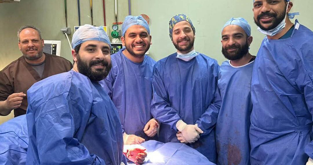 فريق طبي بمستشفى قصر العيني ينجح في زراعة يد مبتورة لمريض 20 عامًا
