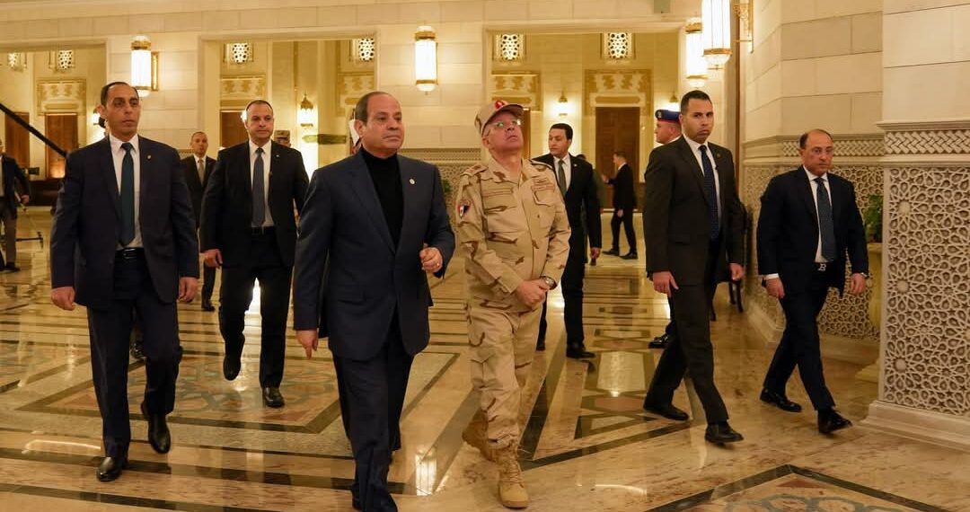 السيسي يزور مسجد السيدة نفيسة فجرا