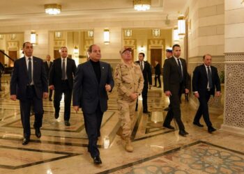 السيسي يزور مسجد السيدة نفيسة فجرا