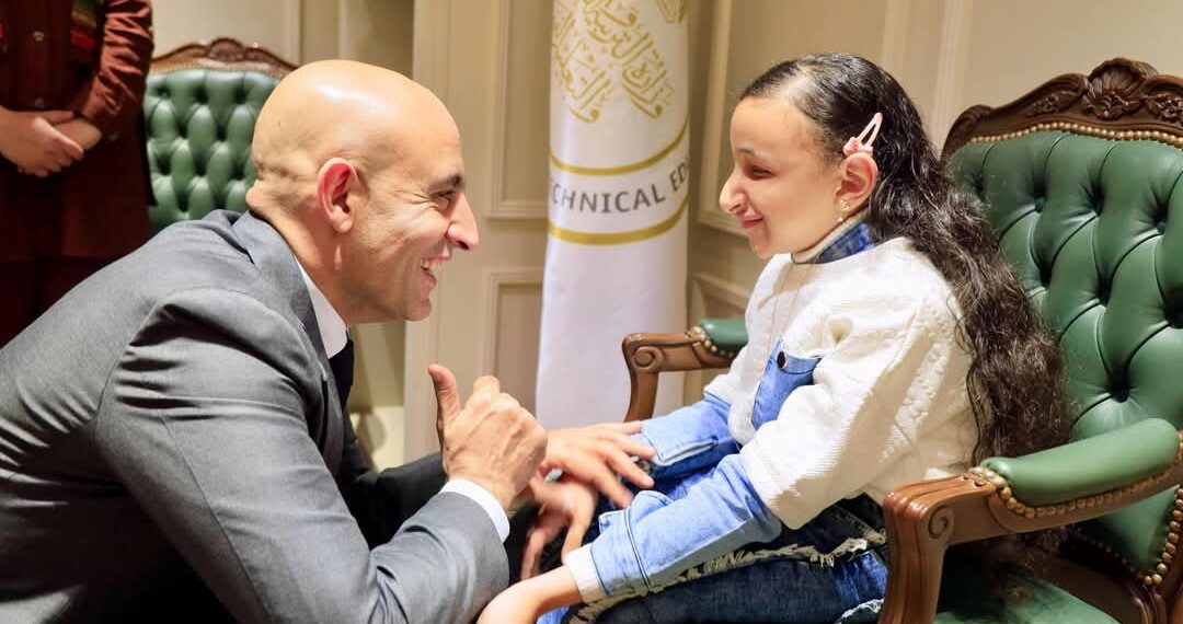 وزير التعليم يكرم الطالبة رضوى من ذوي الاحتياجات الخاصة لتفوقها في قراءة القرآن ويوجه بمتابعة حالتها….