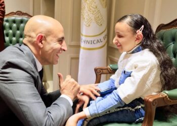 وزير التعليم يكرم الطالبة رضوى من ذوي الاحتياجات الخاصة لتفوقها في قراءة القرآن ويوجه بمتابعة حالتها….