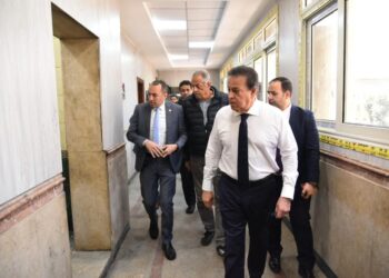 وزير الصحة يتفقد المعامل المركزية والعلاج الحر وإدارة التراخيص لمتابعة أعمال تجديد المبنى