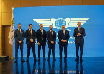 وزير الطيران المدني يشيد بكفاءة وتميز طياري “مصر للطيران”