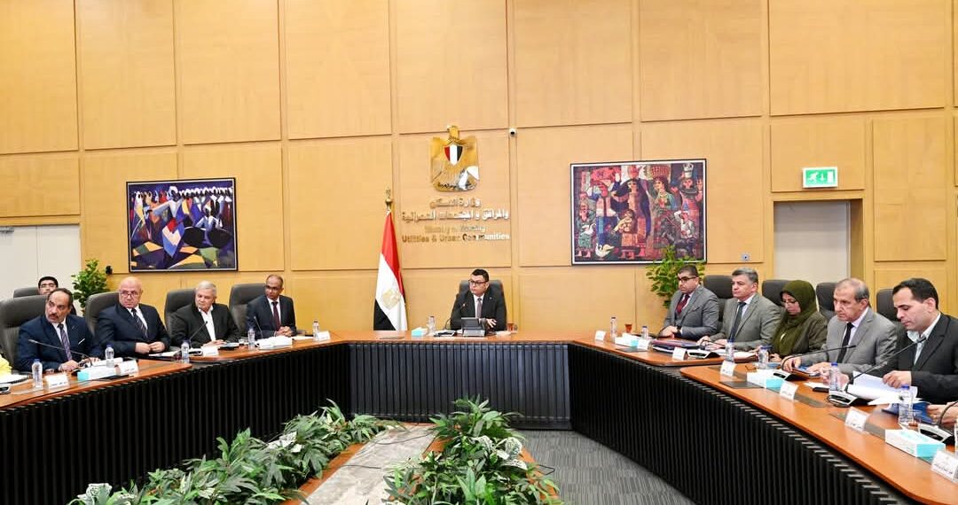 وزير الإسكان يتابع موقف تنفيذ مشروعات “حياة كريمة” بمحافظتي أسوان وبني سويف