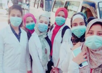 طلاب معهد التمريض بجامعة الزقازيق يشاركون فى الحملة القومية للتطعيم ضد مرض شلل الأطفال