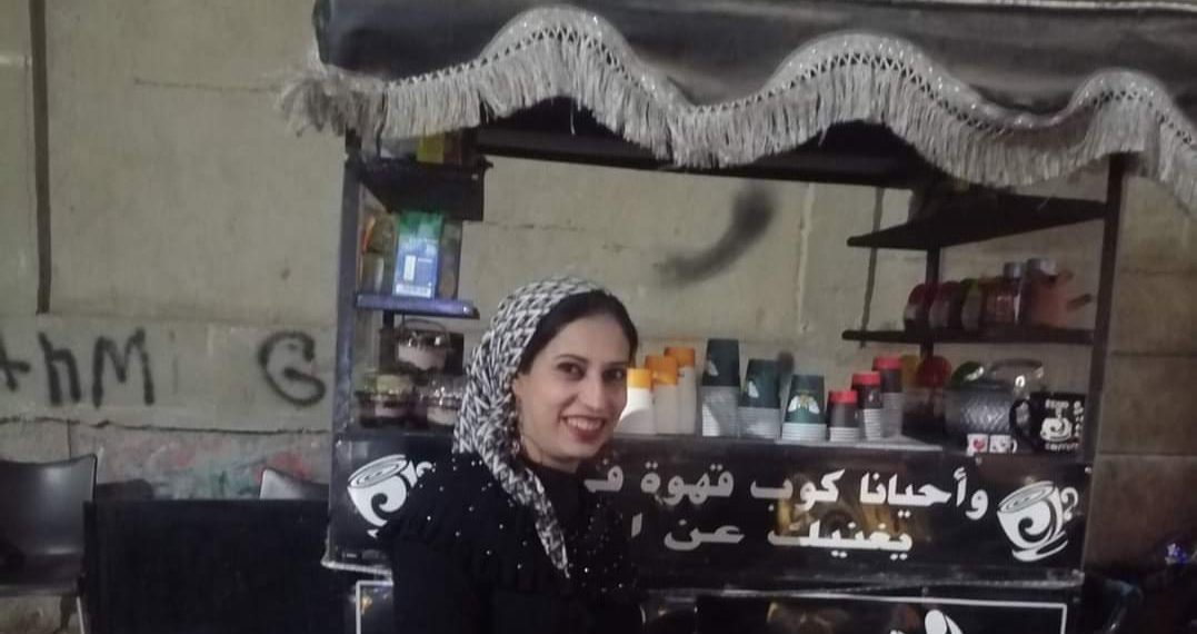 تعرف على قصة كفاح المدرسة بائعة القهوة بالزقازيق