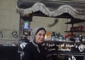 تعرف على قصة كفاح المدرسة بائعة القهوة بالزقازيق