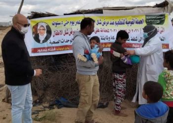 وكيل وزارة الصحة بالشرقية يشرف على تطعيم أطفال بدو الصالحية ضد شلل الأطفال